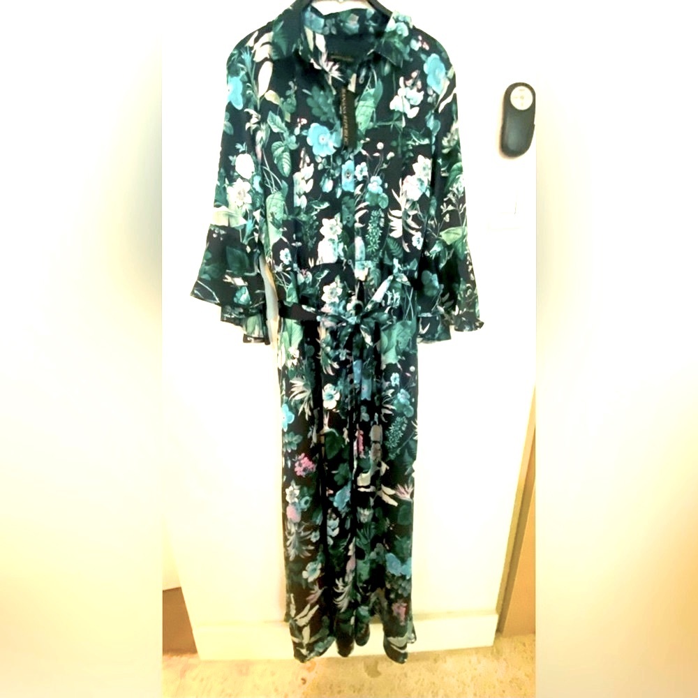 Banana Republic belted maxi dress in a navy floral print. Size 14.